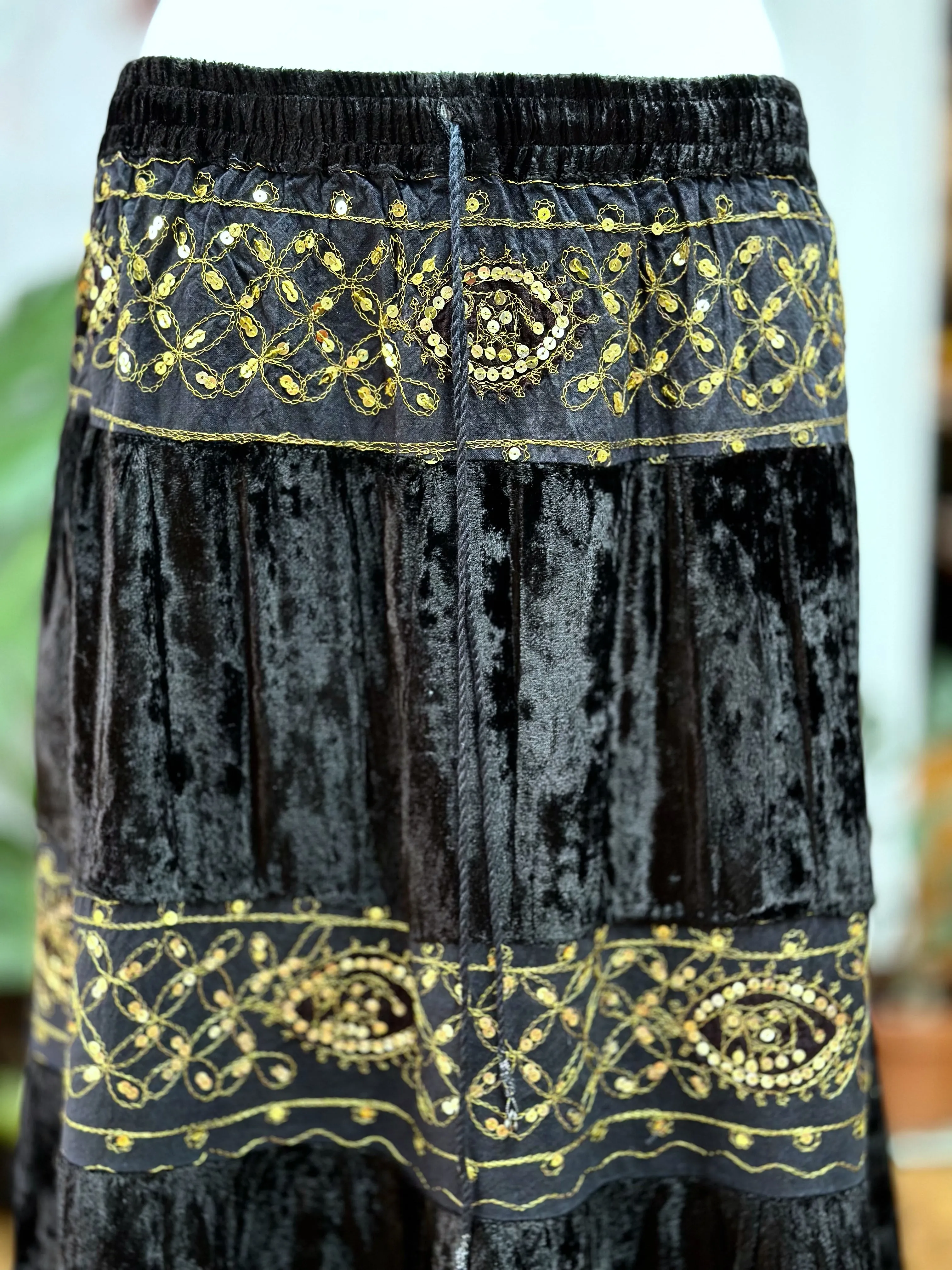 DIVINE BLACK VELVET JANIS SKIRT (Reg   Plus)